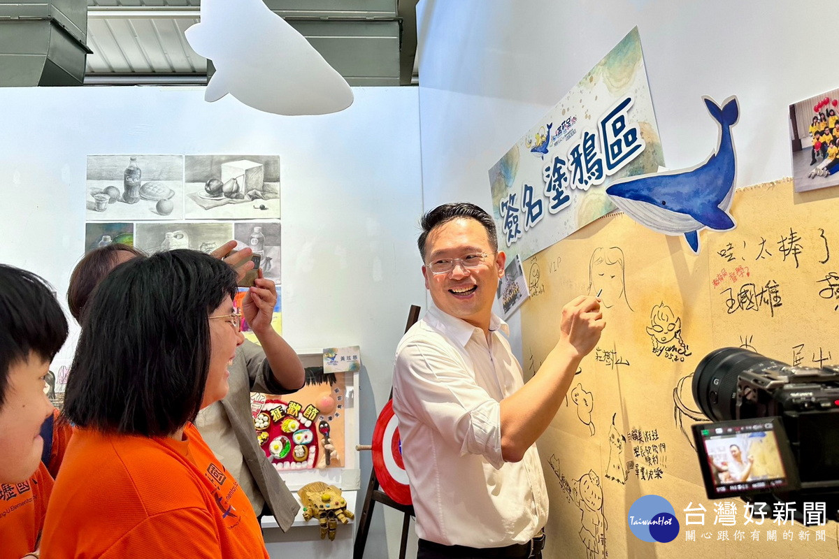 桃園市副市長蘇俊賓於「源源不絕」2025創意畢業季開幕活動中簽名。<br />
