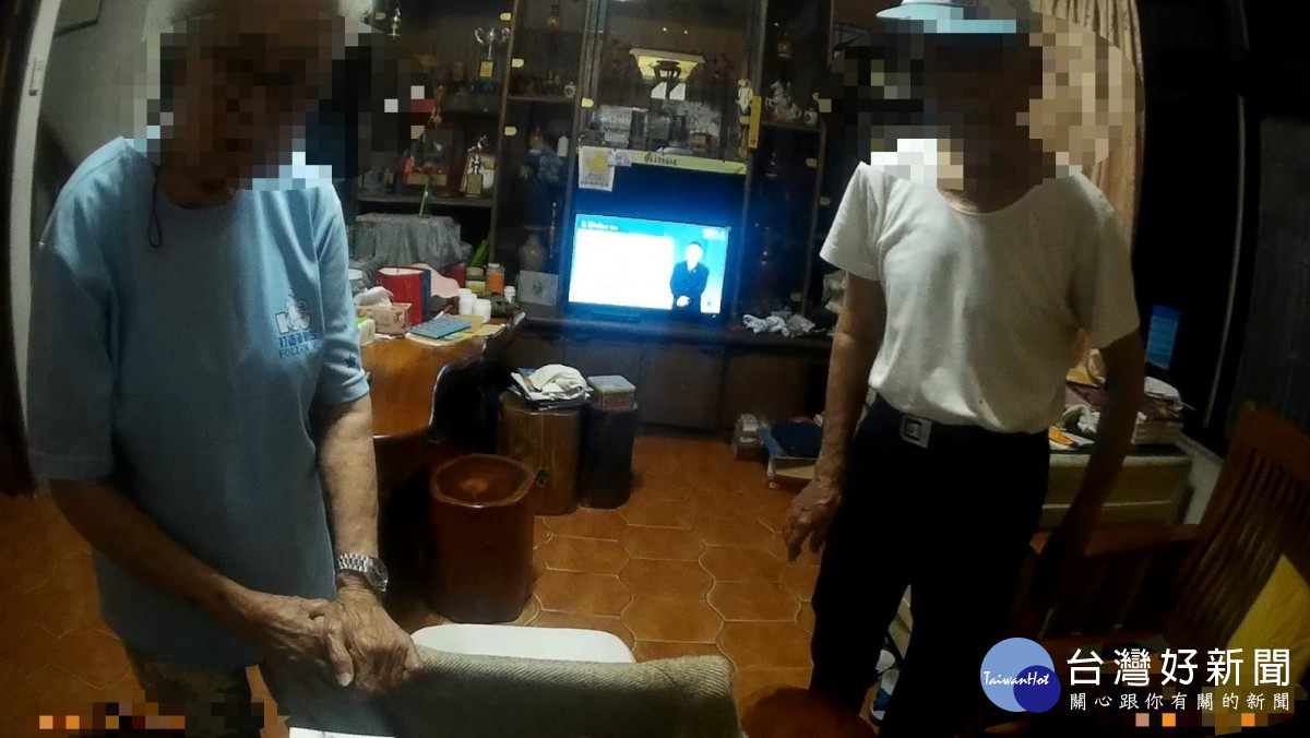 北鎮派出所員警護送老翁平安返家／警方提供<br />
<br />
