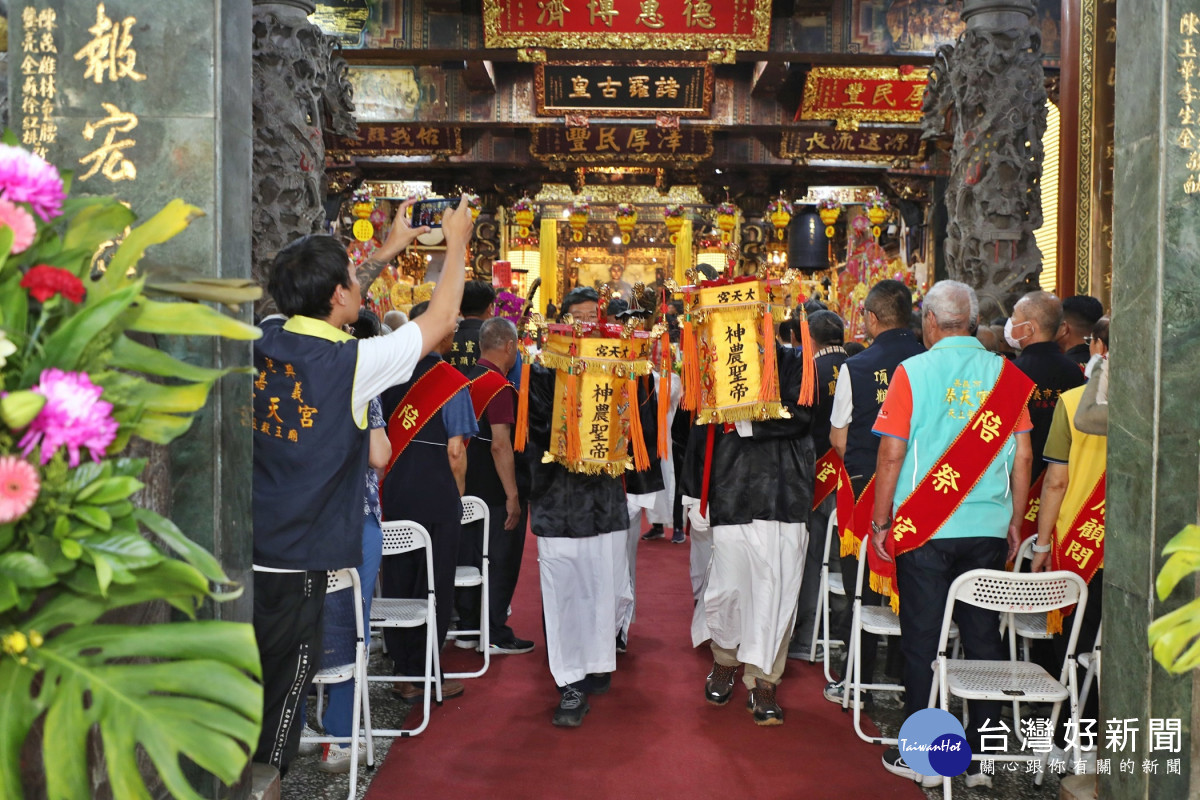 嘉義大天宮神農聖帝聖誕萬壽祭典，依循古禮鳴鐘、鳴鼓、迎神上香／嘉義市府提供