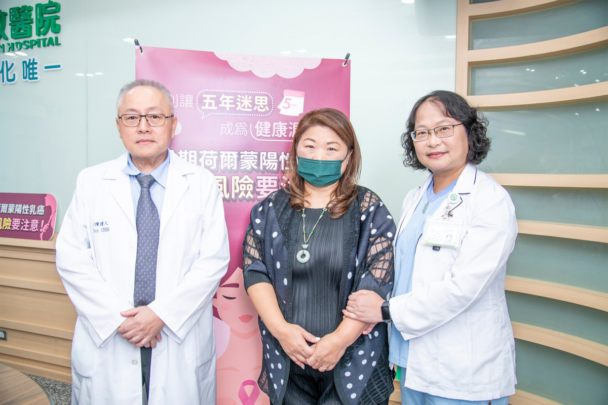 病友洪小姐(中)感謝彰基醫療團隊陪伴她走過復發的恐懼，讓她找到希望和信心，完成治療。