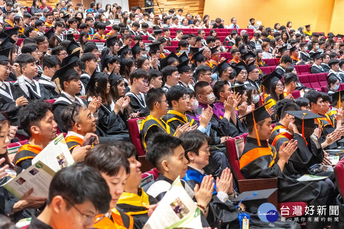 「國立中央大學 113 學年度畢業典禮 」。<br />

