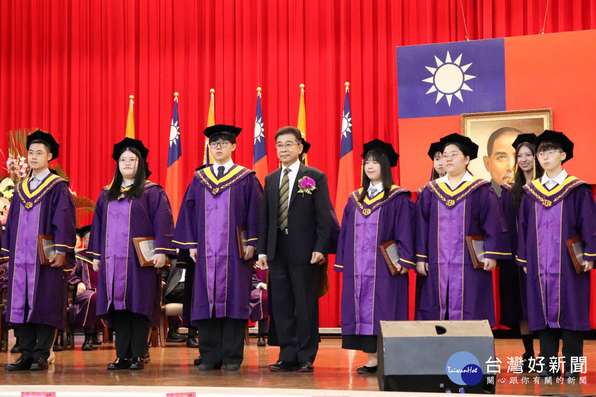 台塑企業林善志總經理(前排圖中)頒發大學部學業優良獎並與獲獎學生合影