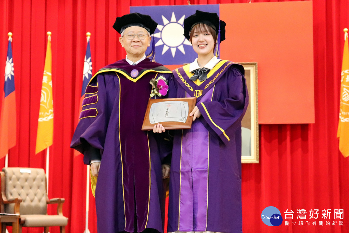 湯明哲校長(圖左)頒發畢業生代表榮譽獎給工商管理學系邱璿紜同學(圖右)