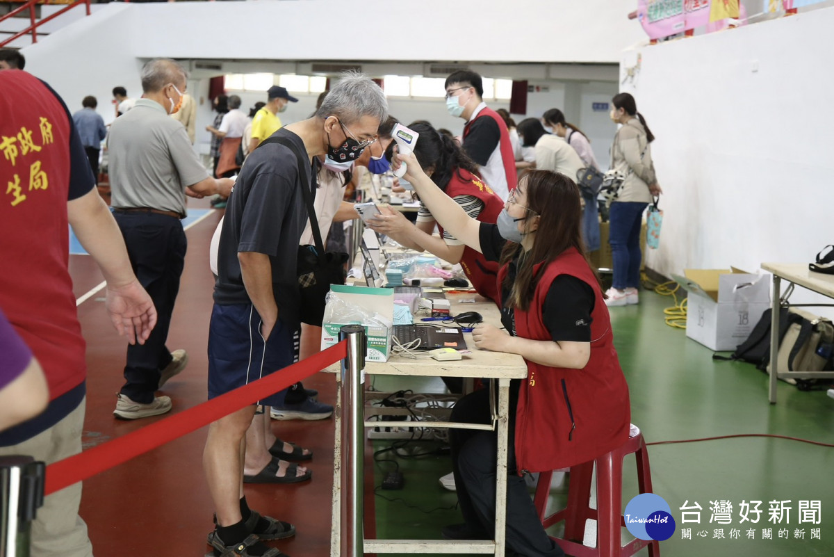 嘉義市府今天在東區體育館設置大型疫苗接種站，提供新冠JN.1疫苗與肺炎鏈球菌疫苗接種服務／嘉義市府提供