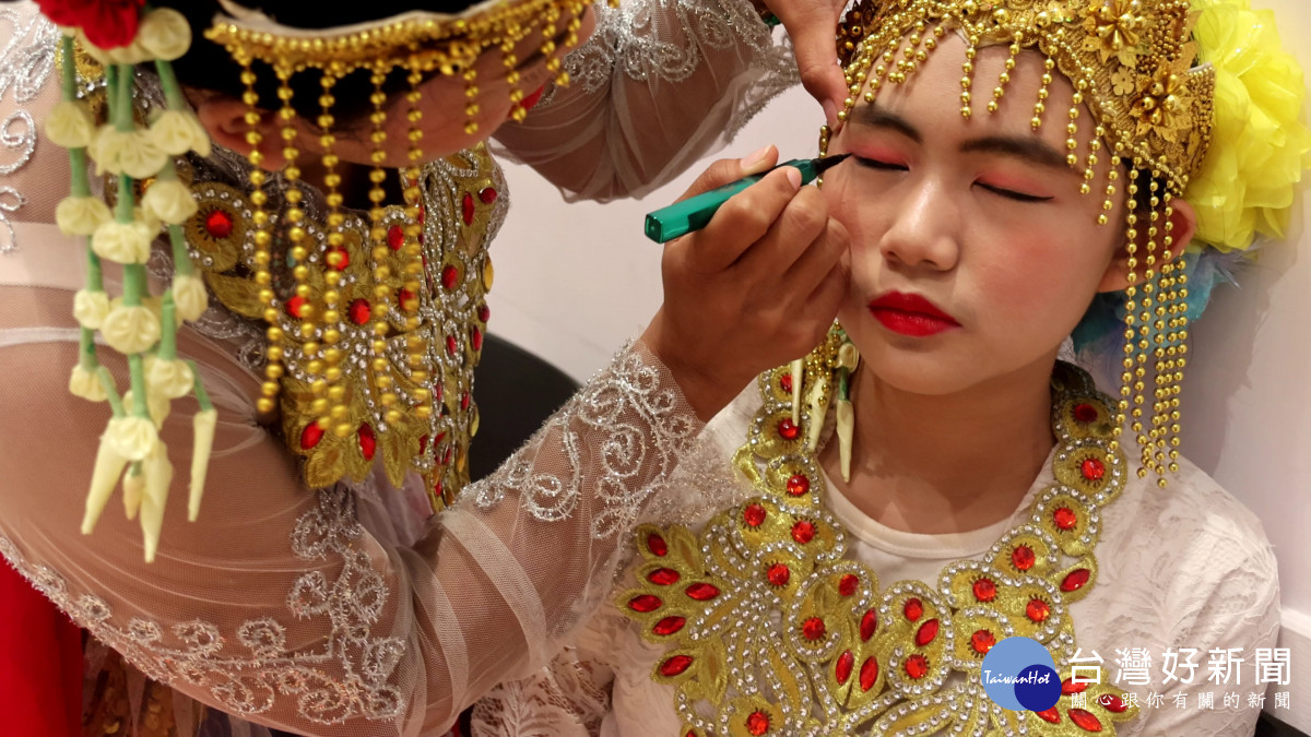 印證幸福文化交流舞蹈團」帶來印尼女神舞與泰國祝福舞，呈現東南亞傳統之美。