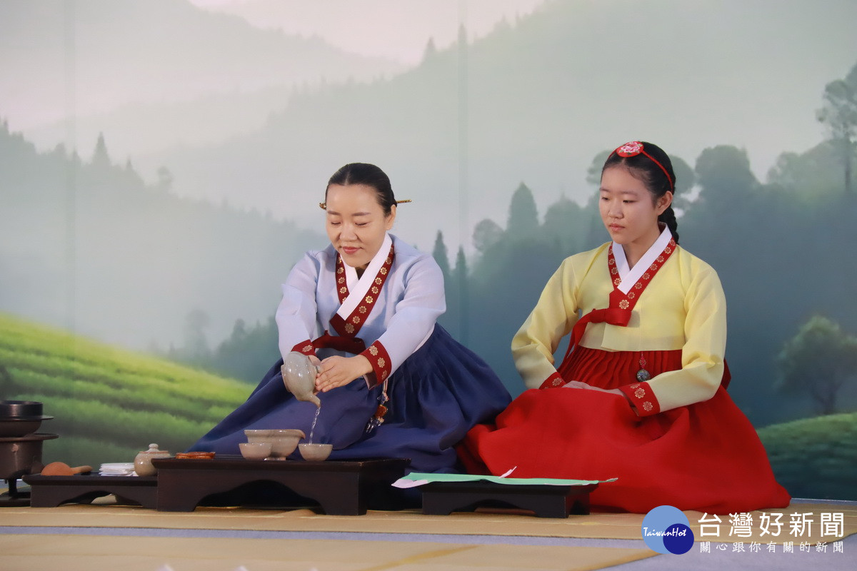 韓國茶道師展演迎賓禮儀。（記者扶小萍攝）