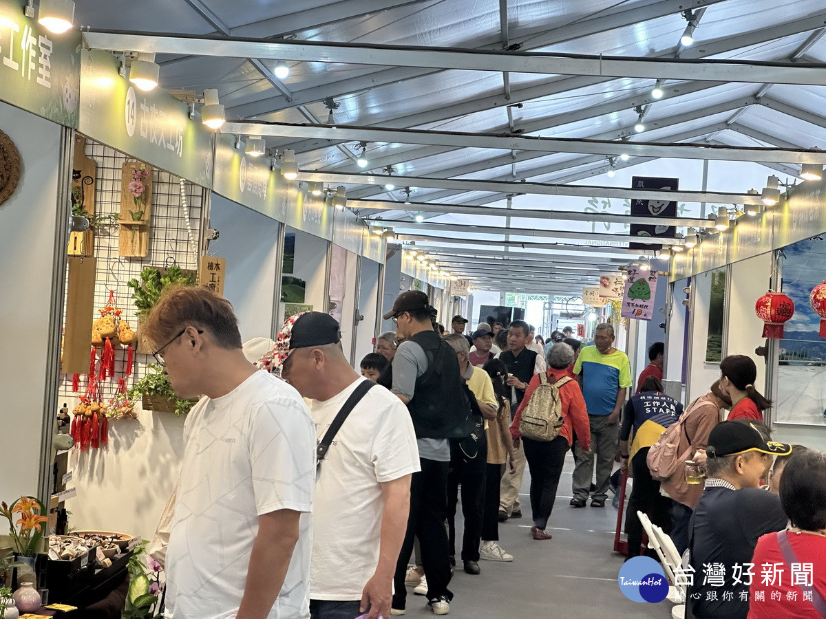 一大早茶道節會場就湧入不少遊客來參訪選購品好茶。（記者扶小萍攝）