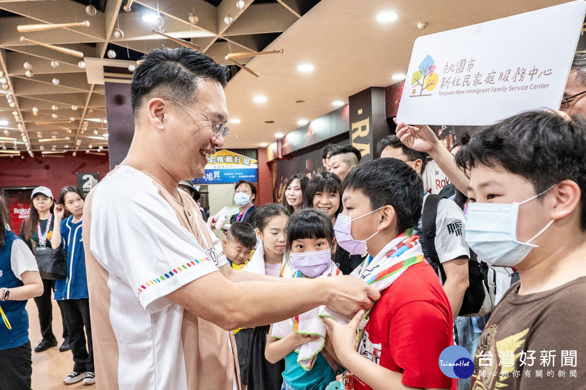蘇副市長熱情與小朋友互動。