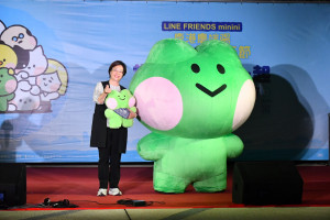 小鎮光影藝術節24日晚間啟燈，縣長跟LINE MINI邀請全國民眾一起到鹿港慶端陽。圖／彰化縣政府提供