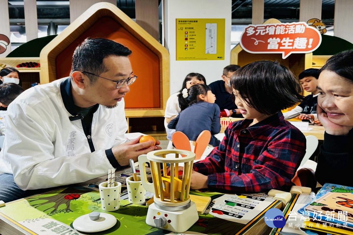 桃園市政府客家事務局長范姜泰基於「客語家庭同樂會」中與客語家庭互動。