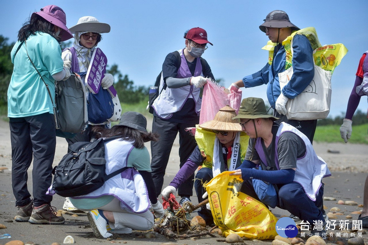 推動ESG重視海洋生態環保，桃園捷運公司舉辦「114年環境教育活動」，於新屋區海濱共同淨灘。