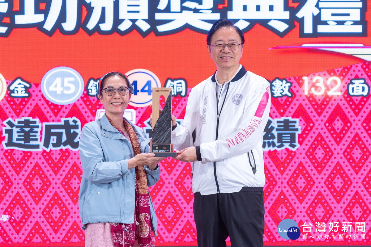 桃園市長張善政分獎予「114年全國原住民族運動會」優秀選手。