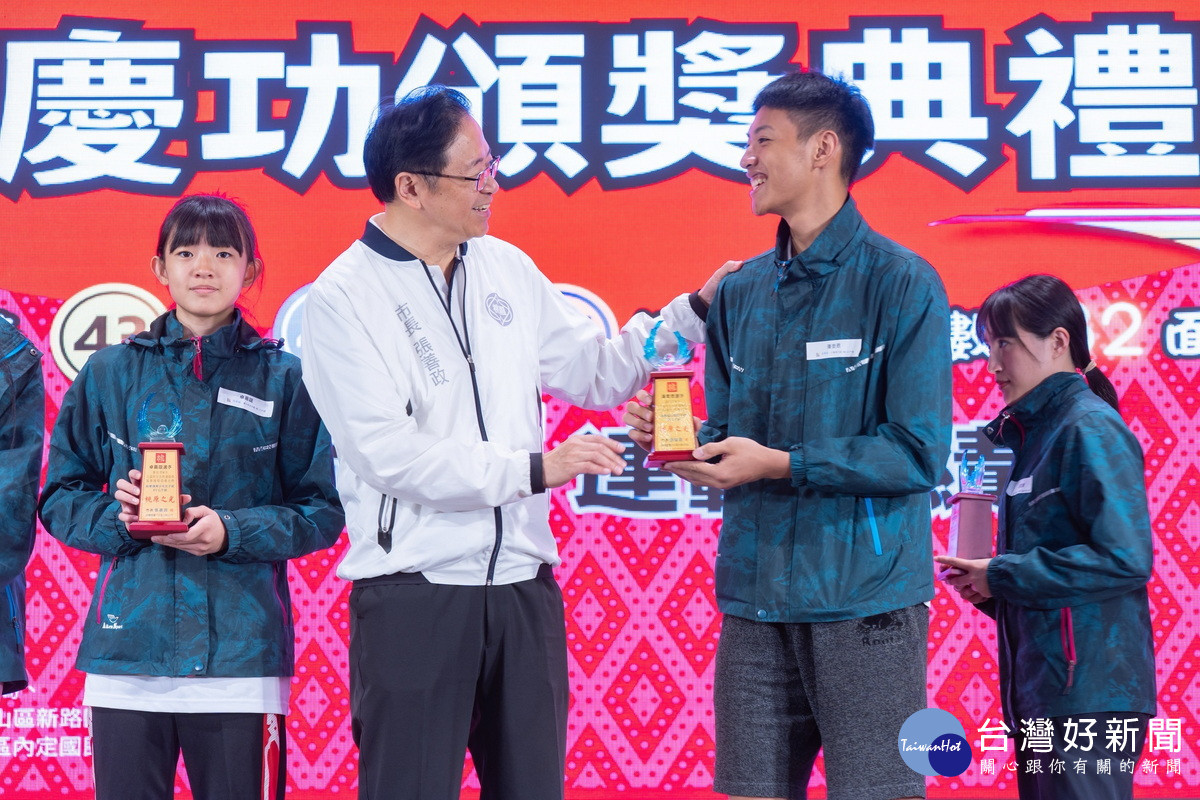 桃園市長張善政分獎予「114年全國原住民族運動會」優秀選手。