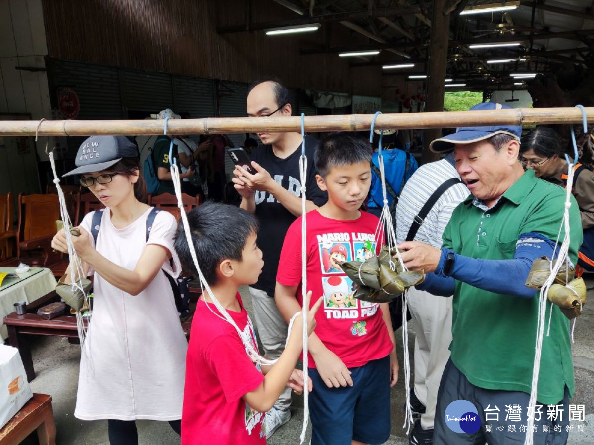 體驗傳統習俗，東勢林場在端午節連續假期，邀遊客一起體驗包粽子，現做現煮現品嘗。（圖/東勢林場）