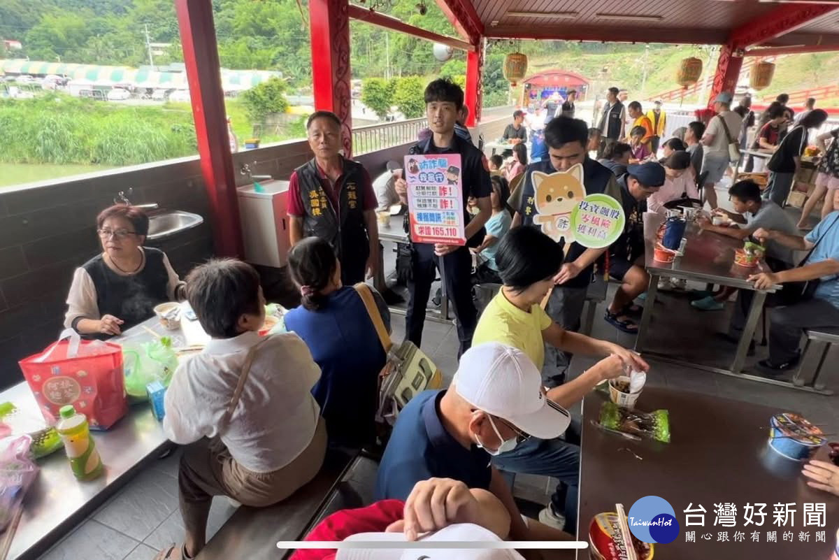 草屯分局派員到石龍宮宣導防詐。（草屯分局提供）