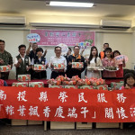 長順慈善與新媳婦關懷協會贈千餘粽子給榮民後備兄弟等。（記者扶小萍攝）