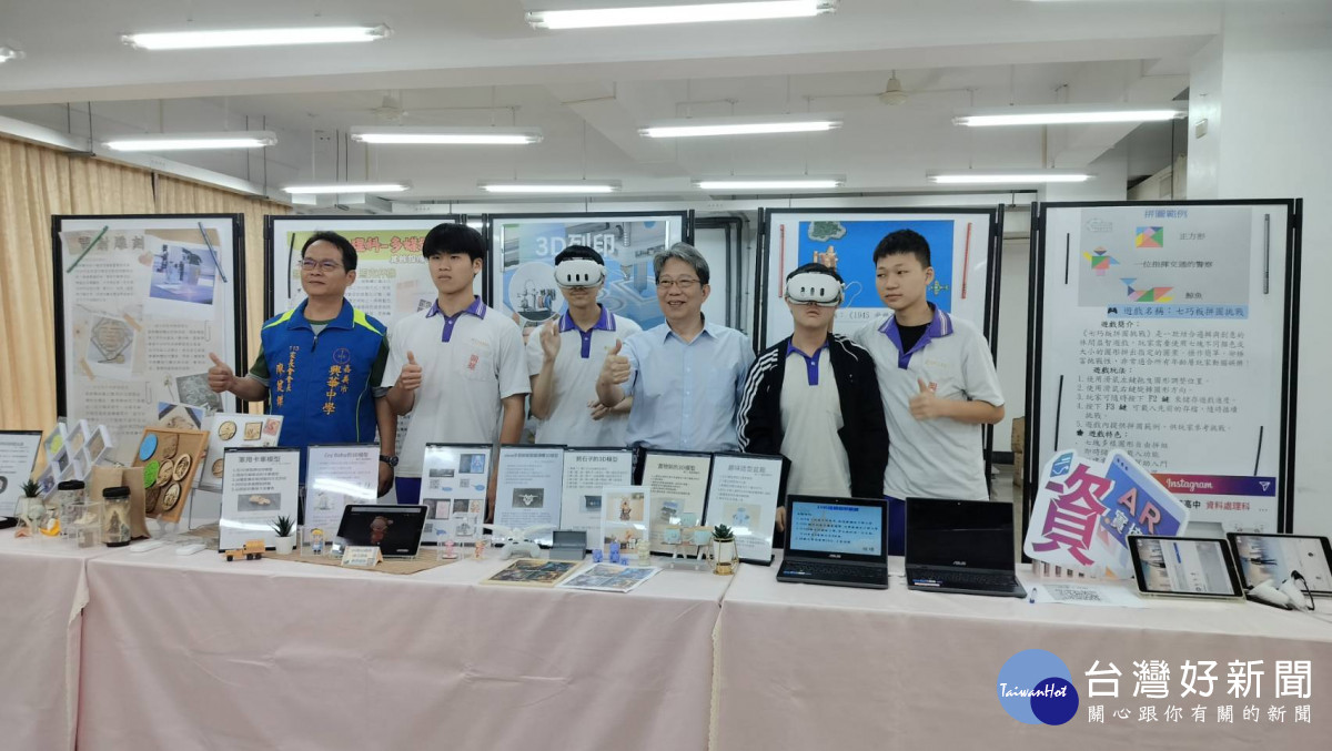 資處科成果展以「創意 × 科技 × 未來」為主軸，現場還有VR遊戲體驗／陳致愷攝影