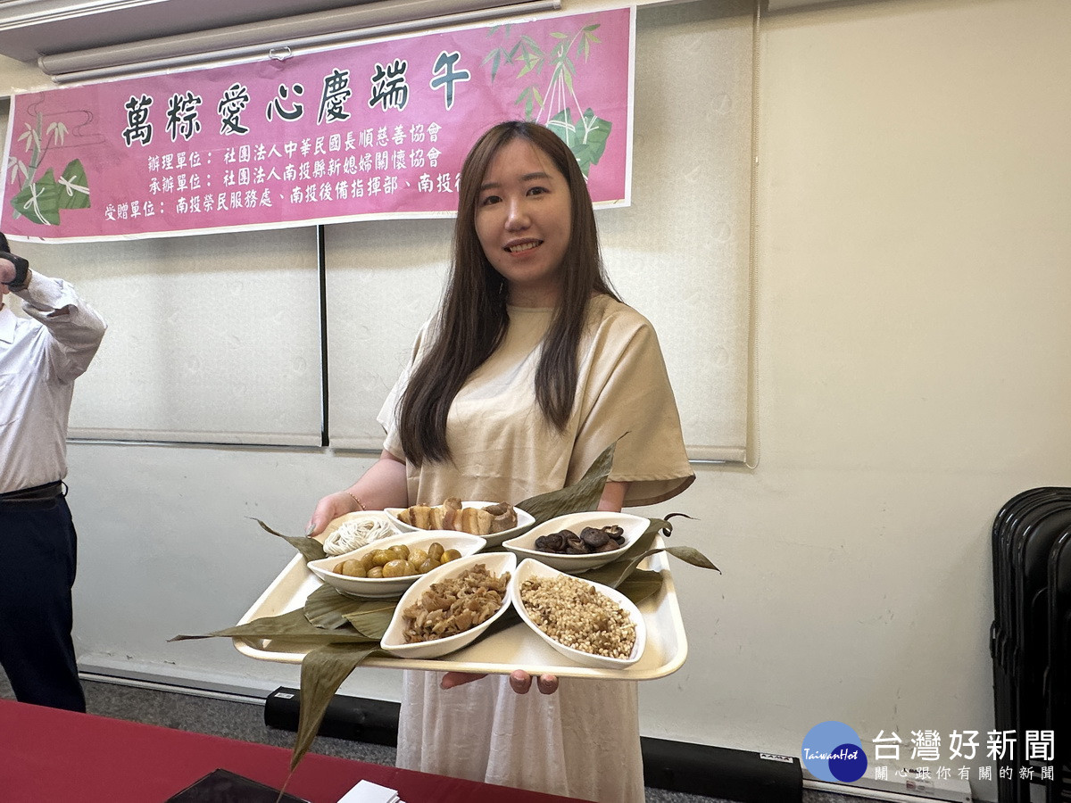 吳東璇邀集新住民與社區媽媽趕製傳統粽。（記者扶小萍攝）
