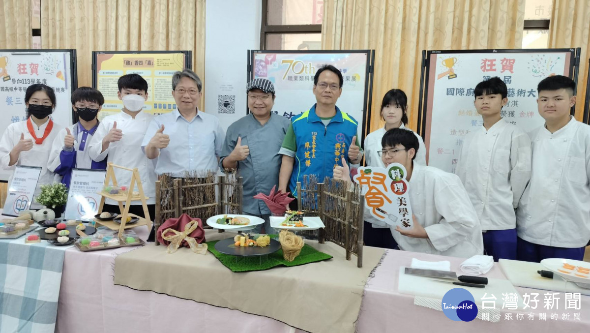 餐飲科展出西點組及廚藝組作品，並安排學生實作「丙級技術士檢定」中的刀工技巧／陳致愷攝影