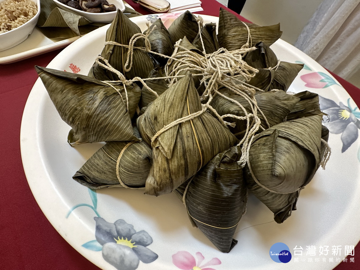 每一顆粽都包著媽媽味與愛心。（記者扶小萍攝）