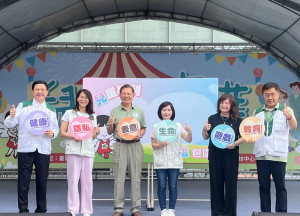 來賓與現場民眾一起呼籲並重視聯合國六大兒童權利公約-表意、遊戲、生命、健康、教育及隱私。