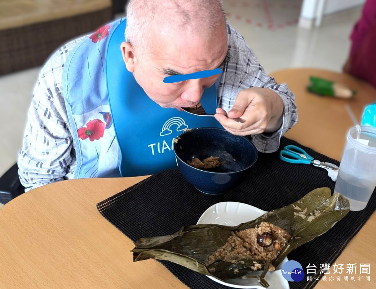 北榮桃園分院附設護理之家長輩開心品嘗粽子