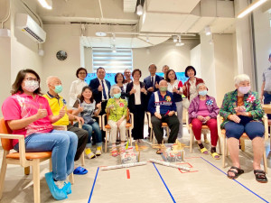 「大城秀和苑」日照中心開幕，百歲阿公與縣長PK龍舟賽活力十足。圖／記者鄧富珍翻攝