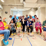 「大城秀和苑」日照中心開幕，百歲阿公與縣長PK龍舟賽活力十足。圖／記者鄧富珍翻攝