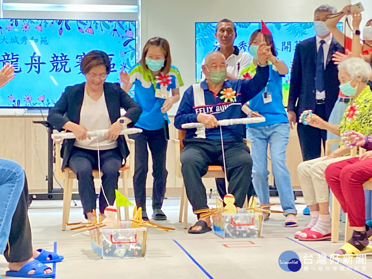96歲王阿公與王惠美縣長ＰＫ龍舟競賽，現場掌聲笑聲不斷。圖／記者鄧富珍翻攝