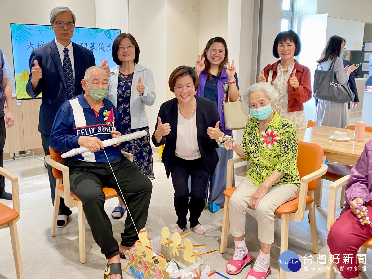 「大城秀和苑」日照中心開幕，百歲阿公與縣長PK龍舟賽活力十足。圖／記者鄧富珍翻攝