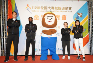 曾代表中原大學出征世大運的排球好手李尼希米（左二），展現運動場上的堅毅精神；一旁的陳克舟教練（左一）則是他一路走來的堅強後盾與指導者。