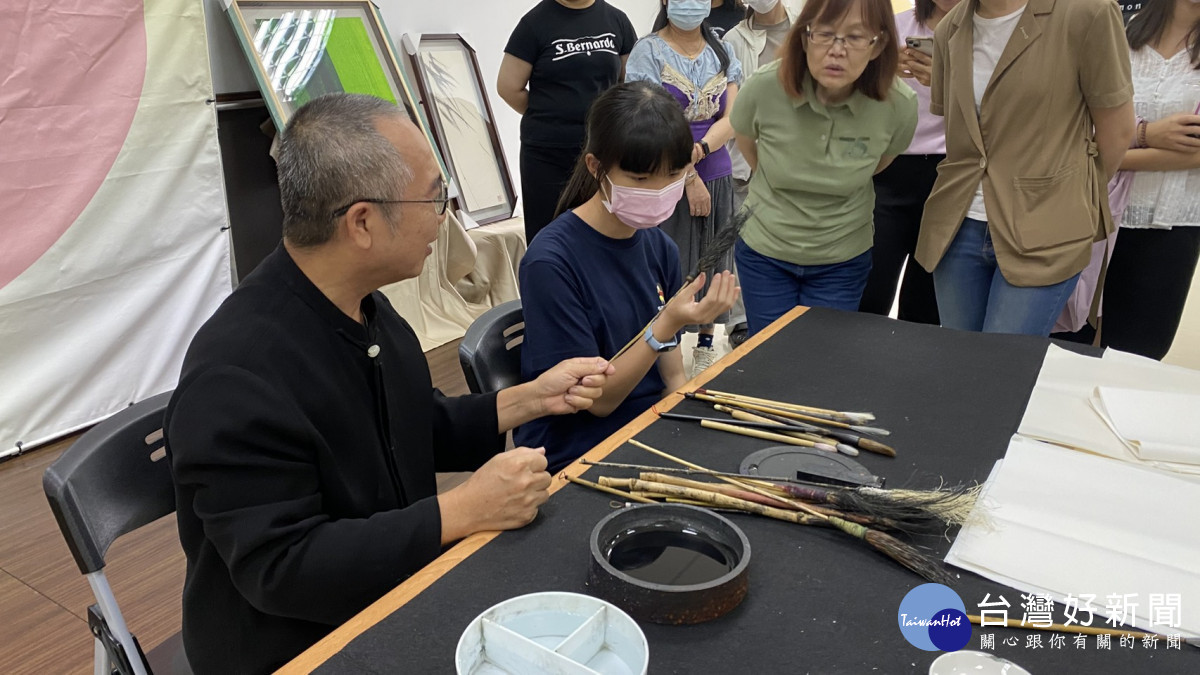 水墨大師陳正隆指導小真作畫。