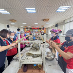 潭子區農會動員家政班媽媽手包1000中部粽，其中300顆公益捐贈惠明盲校。