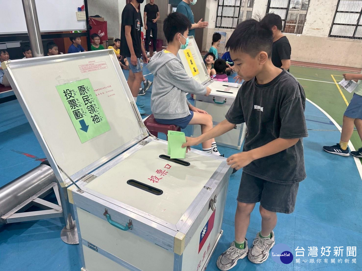 原住民學生展現民主參與投下學生族群領袖神聖一票