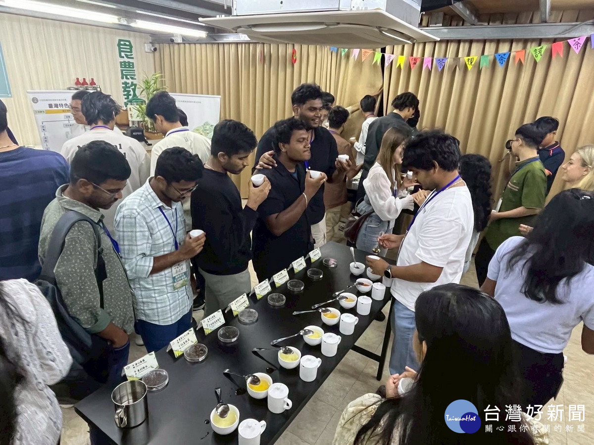 同學們由專人導覽品味南投好茶。（竹山鎮公所提供）