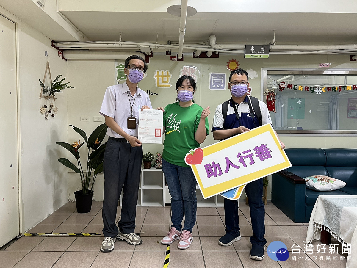 校長親送賣酵素愛心捐款至創世基金會
