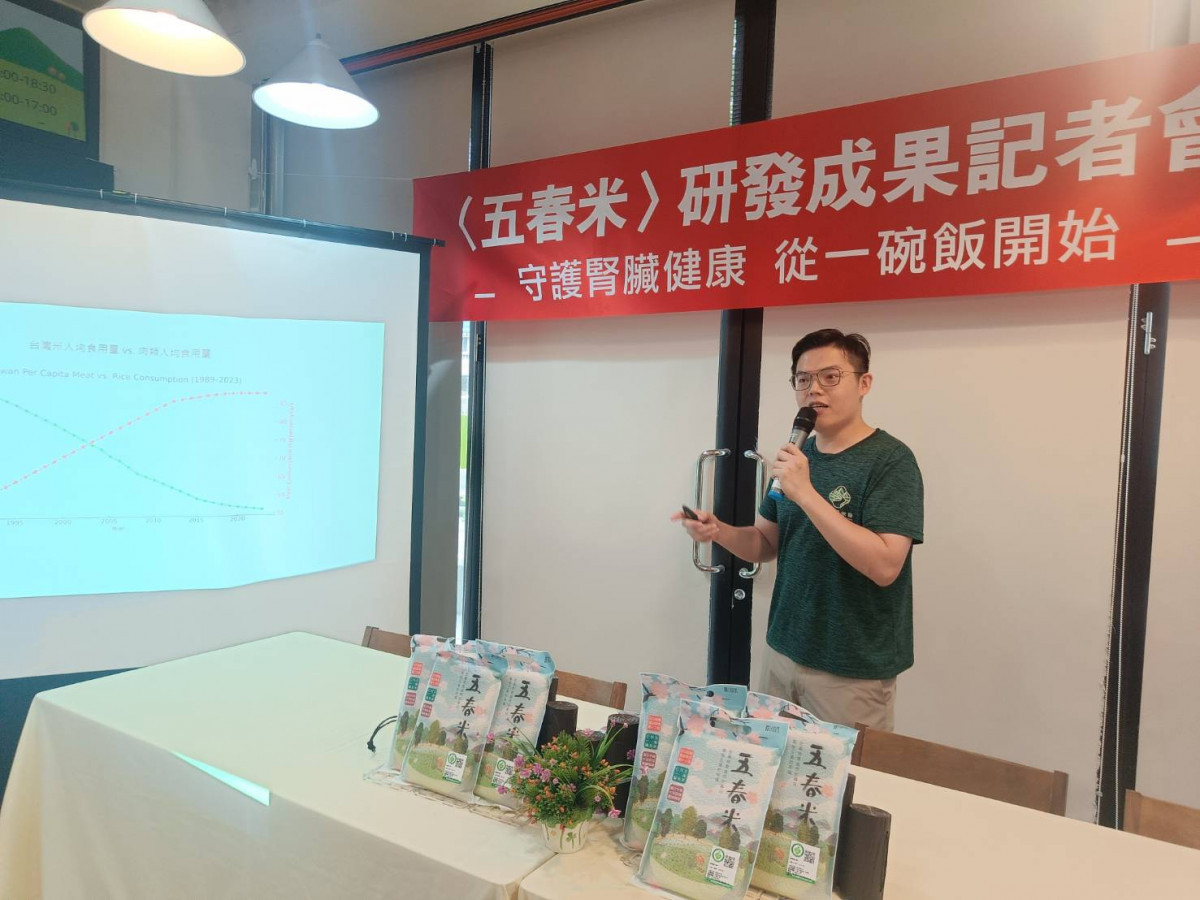 腎食堂與彰化在地青農巫立暘合作，嚴選台灣在地越光米種，以自然農法的方式耕作。