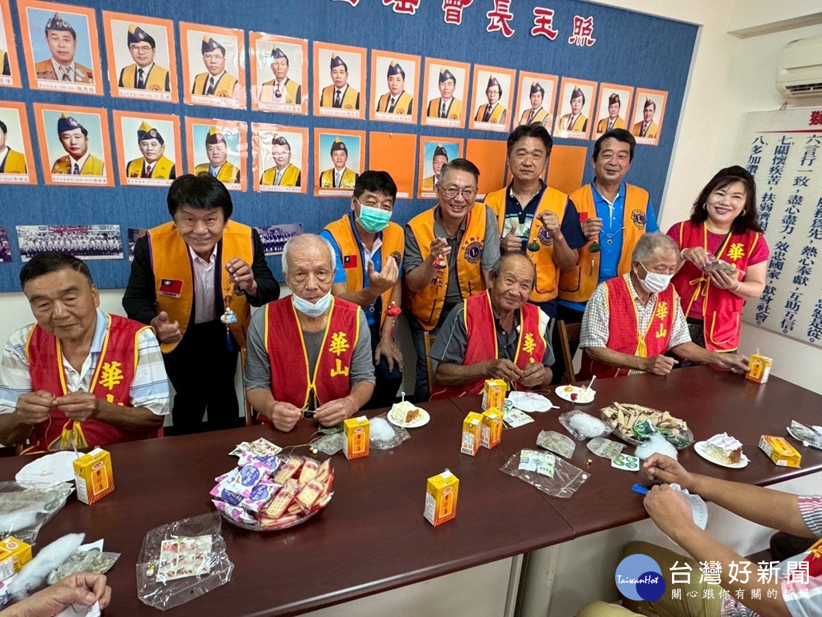 端節獅友偕同長輩縫製香包    歡慶永靖建站14周年