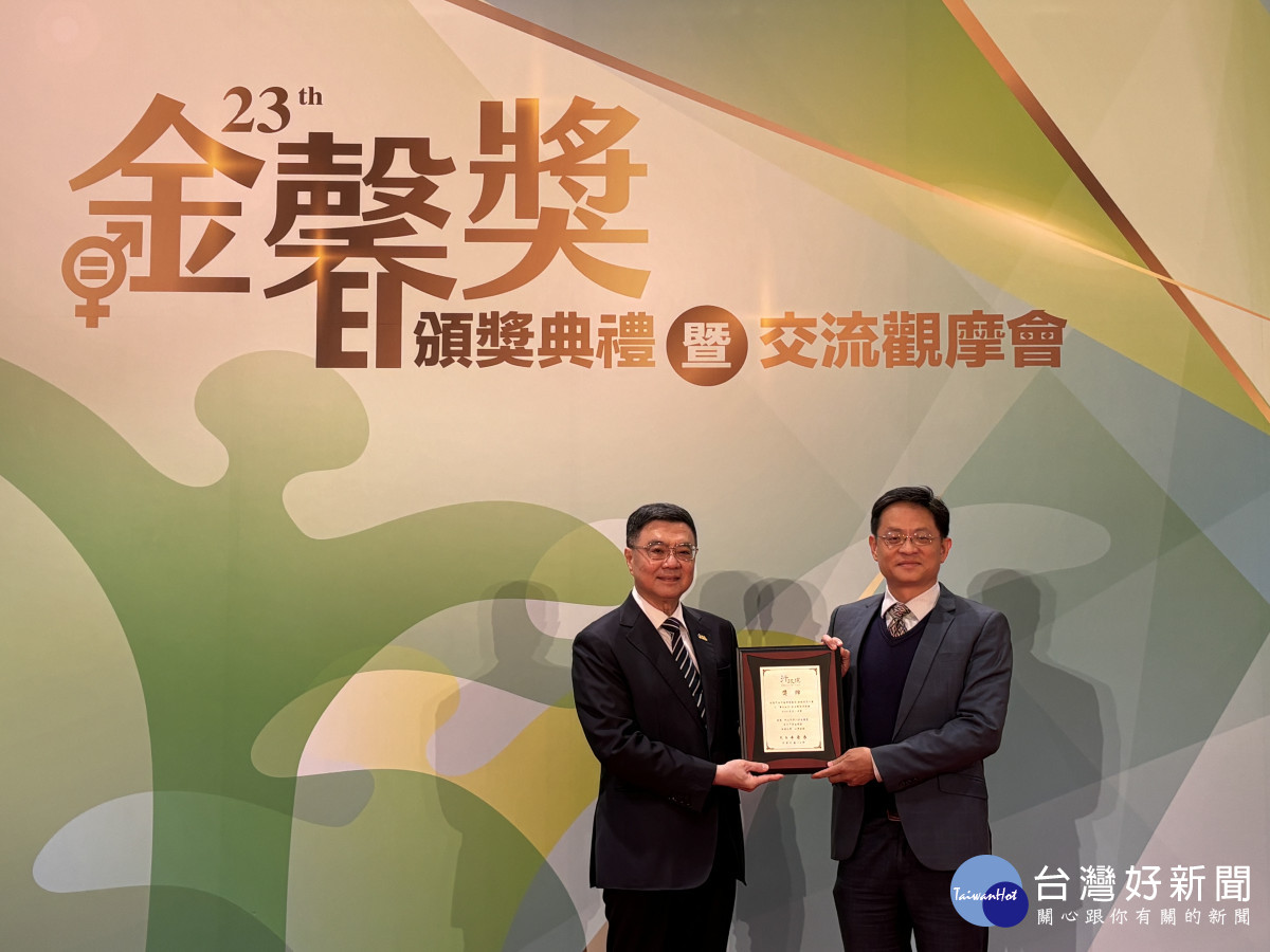 經濟發展副局長耿彥偉出席金馨獎頒獎典禮，接受行政院長卓榮泰親自頒獎。
