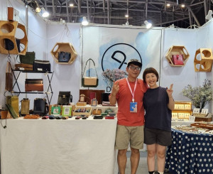 徐晨琳與先生共同創業手作皮件品牌DUAL與Dualive飾品副牌，除自營工作室外，假日也會去市集擺攤。