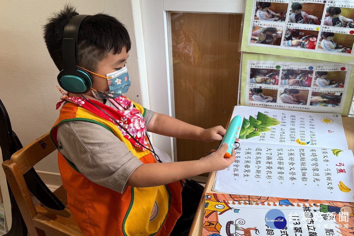 幼兒園兒童運用點讀筆聆聽客家童謠，藉由科技輔助提升客語學習的趣味與效果。<br />
