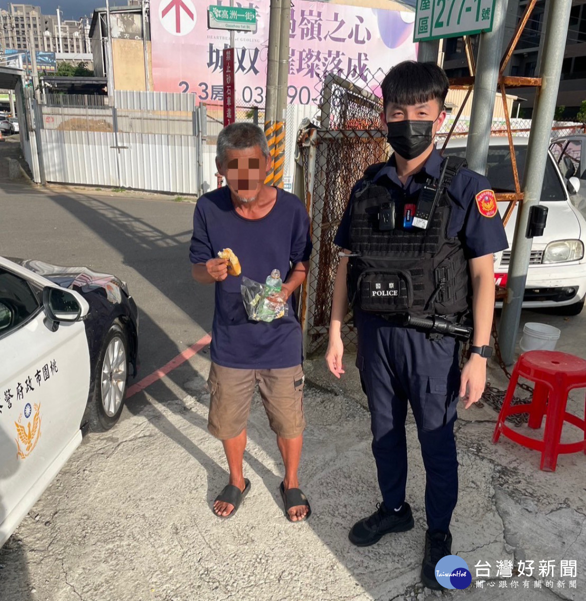 老翁外出迷途，楊梅警積極協助護送返家。