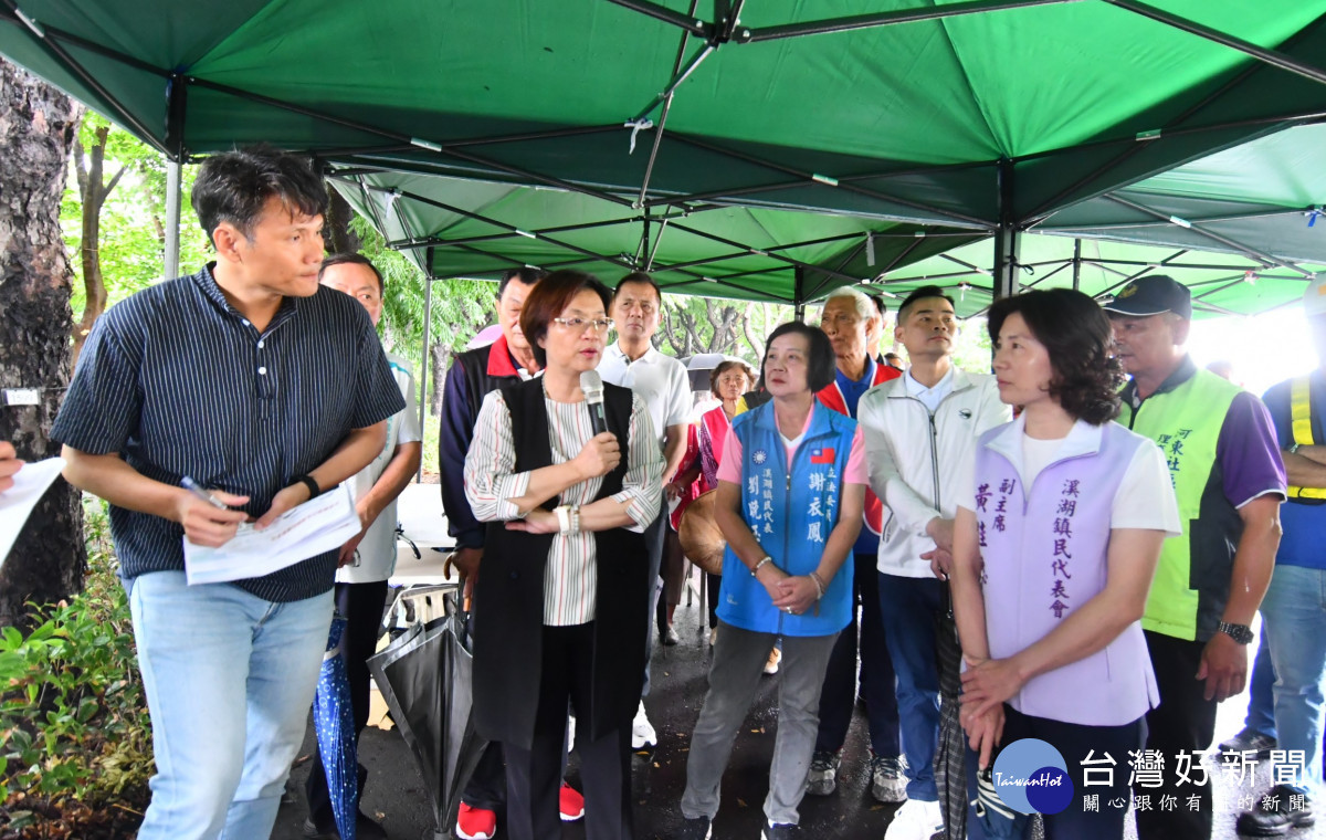縣長王惠美今日邀集地方，包括湖埔社區大學、公所、里長等人共同前來視察東螺溪綠廊道工程。圖／彰化縣政府提供