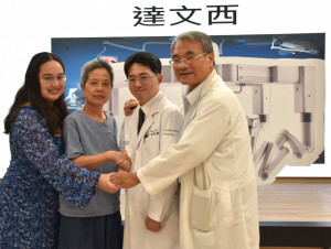 孫女士(左二)與她女兒，非常感謝張裕醫師(左三)，肯定張醫師是位專業又有溫度的醫師，讓病人感到安心。