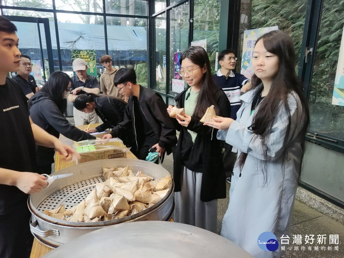 每位境外學生都帶回象徵祝福的粽子。
