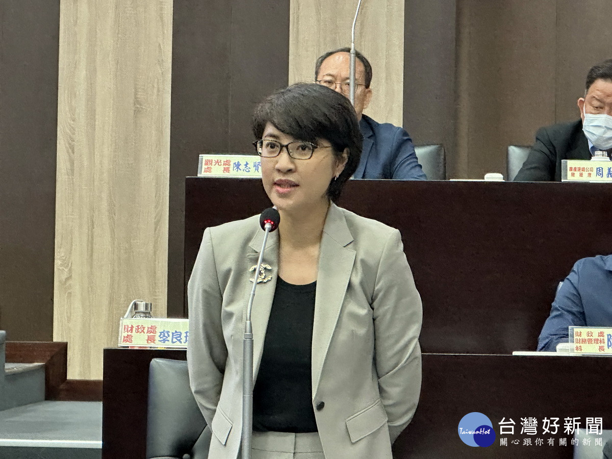 許縣長表示會盡力做好垃圾防制工作。（ 記者扶小萍攝）