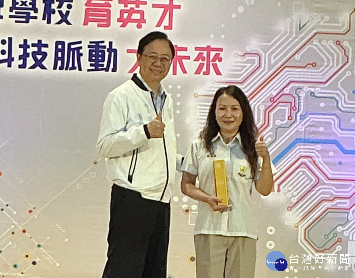 高國中市長獎受獎學生與市長合影        張善政肯定特殊優良事蹟