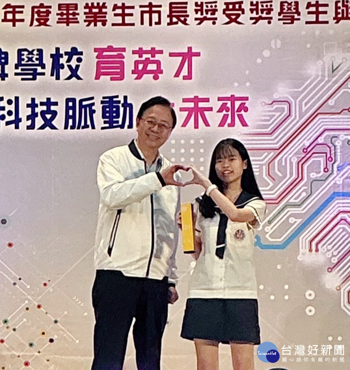 高國中市長獎受獎學生與市長合影        張善政肯定特殊優良事蹟