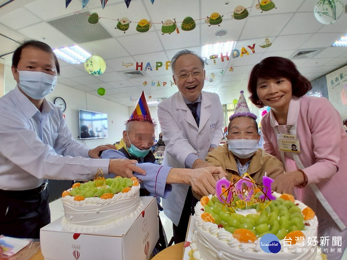 彭家勛院長(中)與壽星一同切蛋糕，祝福長輩身體健康、生日快樂