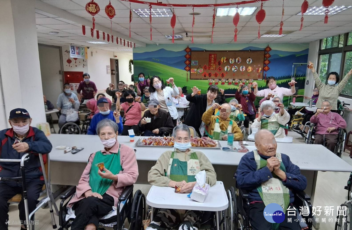 臺北榮總桃園分院營養師吳美英帶領長輩們動手製作繽紛可口的「水果粽」
